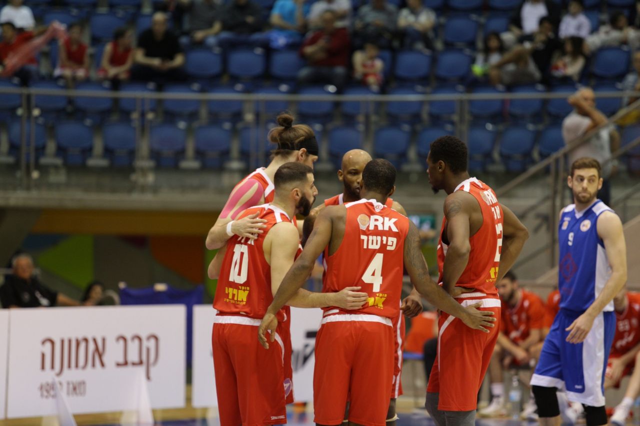 החמישייה של באר שבע במחצית הראשונה. מנסים למצוא פתרון (צילום: אסף חיימוביץ')